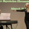 Zusammen mit Pianistin und Sopranistin Petra Schlosser (links) sang Moderatorin Andrea Tiessen-Lehmann ein Loblied auf die Ehrenamtlichen. Zusammen mit Pianistin und Sopranistin Petra Schlosser (links) sang Moderatorin Andrea Tiessen-Lehmann ein Loblied auf die Ehrenamtlichen.
