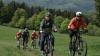 Zur Not geht es auch mit dem Touren-E-Bike: Landrat Thomas Bold (links, CSU) eröffnete die MTB-Rundstrecke „Kreuzbergmarathon“ oberhalb des Berghaus’ Rhön gemeinsam mit dem leidenschaftlichen Mountainbiker Jürgen Metz (rechts).