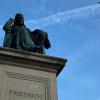 Dieses Denkmal für Friedrich Rückert kennt wohl (fast) jeder. Hoch über dem Brunnen am Marktplatz blickt der berühmte Sohn der Stadt nachdenklich in Richtung Rathaus.