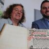Das Saalbuch ist nun zurück in Sommeracher Händen. Dettelbachs Bürgermeister Matthias Bielek freut sich mit Elisabeth Drescher, der Bürgermeisterin von Sommerach.