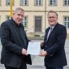 MdB Andreas Schwarz übergibt den Zuwendungsbescheid für die Sanierung des „Quartiers am Neuen Rathaus Bamberg“ an Oberbürgermeister Andreas Starke.