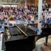 Violetta Kraft aus der 8b setzte im ersten Programmteil in der Aula der Grundschule am Klavier einen Glanzpunkt mit "Comptine d'un autre été" (Die fabelhafte Welt der Amélie) von Yann Tiersen.
