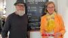 "Marktheidenfeld tischt auf": Gastronom Norbert Becker (Madeleine & La Cabana)  und Ute Busch (Ladenbesitzerin Lieblingsmode und Mitinitiatorin der Aktion) vor dem Plakat im Geschäft Lieblingsmode.