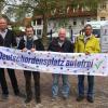 Vertreter verschiedener Verein und Verbände werben dafür, dass der Deutschordensplatz autofrei bleibt.