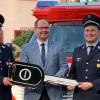 In feierlichem Rahmen übergab Erster Bürgermeister Michael Hombach (Mitte) symbolisch den Schlüssel für das neue Tragkraftspritzenfahrzeug (TSF-W) an Ersten Kommandanten André Vollmuth (links) und Stellvertretenden Kommandanten Christoph Höfling (rechts) der Freiwilligen Feuerwehr Heßlar.