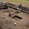 Bei ihren Grabungen auf einem Acker zwischen Dornheim und Hellmitzheim stoßen die Archäologen immer wieder auf Überraschungen.