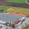 Der Edeka-Markt am Stadtrand von Bad Königshofen. Unmittelbar nördlich davon soll ein neues Gewerbegebiet entstehen. Der Stadtrat billigte einstimmig die dafür erforderliche Änderung des Flächennutzungsplans und den Bebauungsplan samt Grünordnungsplan.