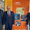 Stiftungsvorsitzender  Gunter Schunk, Prof. Dr. Hermann Einsele und Prof. Dr. Michael Hudecek (beide Uniklinik) bei der Spendenübergabe.