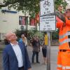 Oberbürgermeister Dirk Vogel kann jetzt auch mit dem Fahrrad zur Arbeit radeln. Hier schaut er Florian Röder vom Servicebetrieb beim Anbringen des Verkehrsschildes zu.