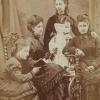 Die vier Schwestern Dauthendey, links hockend Elisabeth mit Buch in der Hand. Aufnahme von Carl Albert Dauthendey um 1875. Die vier Schwestern Dauthendey, links hockend Elisabeth mit Buch in der Hand. Aufnahme von Carl Albert Dauthendey um 1875.