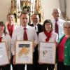 Beim Festgottesdienst ausgezeichnet wurden (vorne von links) die Musizierenden Kerstin Volkamer, Michael Tirschner und Daniela Antl von Bezirksobfrau Elvira Weigand. Ihnen galt der Dank von (hinten von links) Chorobfrau Sonja Schäfer, Dekan Ivo Huber und Chorleiter Georg Deininger. Beim Festgottesdienst ausgezeichnet wurden (vorne von links) die Musizierenden Kerstin Volkamer, Michael Tirschner und Daniela Antl von Bezirksobfrau Elvira Weigand. Ihnen galt der Dank von (hinten von links) Chorobfrau Sonja Schäfer, Dekan Ivo Huber und Chorleiter Georg Deininger.