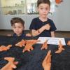 Mateo und Lias begutachten  die Urzeittiere aus Ton.