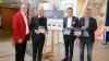 Stilecht mit grünen Schuhen präsentierte sich Ideengeber Gerhard Seitz bei der Ausstellungseröffnung mit Ludwig Schick, Xaver Frauenknecht und Michael Kleiner (von links).