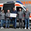Seniorchef Erhard Knorr (Dritter von links) und seine Familie übergeben 2200 Euro als Spende für den Herzenswunsch-Krankenwagen an Joachim Gold (Vierter von links), den Malteser-Stadtbeauftragten aus Würzburg.