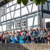 Die Höchberger Senior*innen im Innenhof des Museumsgasthofes "Schwarzer Adler".