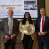 siegerehrung im Börsenspiel der Auszubildenden: (von links) Bernd Hacker (Projektbetreuung), Helmut Schwappacher (Schulleiter), Larissa Klauer (Auszubildende der Sparkasse), Peter Schleich (Vorstandsvorsitzender der Sparkasse), und Anja Prochaska (Ausbildungsleiterin der Sparkasse).