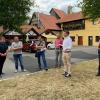 In Absprache mit Andreas Hartung und Matthias Müller vom Überlandwerk Rhön (Vierter und Fünfter von links) lotete der Bauausschuss einen Ladepunkt für E-Autos im Mühlenweg in Mellrichstadt aus.