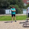Hartmut Wolff demonstrierte Zeitlofs’ Bürgermeister Matthias Hauke höchstselbst eines seiner Fitnessgeräte.