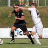 Testspieler Victor Gorny (links, im Duell mit Hollenbachs Jonas Limbach) konnte sich bei seinem Einsatz im Trikot der Würzburger Kickers nur selten in Szene setzen.