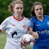 Anne Förster (links) von den Würzburger Kickers im Zweikampf mit Toni Tewes vom FFC Wacker München. Das Bild entstand im Pokal-Endspiel im Sportpark Heuchelhof.