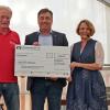 Die Raiffeisenbank Estenfeld-Bergtheim unterstützt den Sportverein Bergtheim mit 5000 Euro (von links): Georg Lutz, stellvertretender SVB-Vorstand, Bankvorstand Franz-Josef Hartlieb und Sitta Kaufmann, die Vorsitzende des SVB.