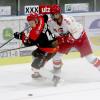 Kampf um den Puck zwischen Haßfurts Lucas Büchner (links) und Selbs Mika Geyer.
