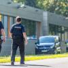 Länger suchten Einsatzkräfte am Wochenende nach der Tat auf dem Schulgelände nach der Waffe und Patronenhülsen. Noch sind nicht alle Fragen zur Tatwaffe geklärt. (Archivbild)