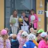 Irmi Diener (Mitte) geht nach 35 Jahren im Kindergarten St. Georg in den Ruhestand. Kindergartenleiterin Meike Kuhn (rechts),  Agi Rösch vom Kindergartenverein (links) und natürlich die Kinder verabschiedeten sie gebührend.
