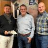 Von links: Werner Aumüller, Dirigent Klaus Hübner, 1. Vorsitzender Gerd Ullrich. Von links: Werner Aumüller, Dirigent Klaus Hübner, 1. Vorsitzender Gerd Ullrich.