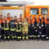 Die erfolgreichen Absolventinnen und Absolventen mit Ausbilder Werner Fink und Kreisbrandmeister Bernd Abert (links außen) und Ausbilder Florian Wülk und Kreisbrandinspektor Michael Omert (rechts außen).