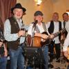 Die Protagonisten der musikalisch-literarischen Weinprobe in der Waldbrunner WeinWerkstat (von links): Inhaber Sebastian Schubert, Altlandrat Eberhard Nuß sowie die Bandmitglieder von "Longhard & Friends", Erhard Frank, Andreas Lösch, Christian Lotz und Longin Klingler.