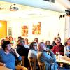 Gespannt verfolgen die Besucher des Pfarrfamilienabends die Powerpoint-Präsentation von Wolfgang Münzer zu den Geschehnissen in den drei Gemeinden der Pfarreiengemeinschaft St. Raphael.