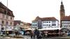 Bei trockenem,  aber kühlem Wetter nutzten viele Bad Königshöfer die Gelegenheit, noch einmal den Marktplatz zu besuchen.