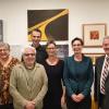 Die ausstellenden KünstlerInnen (von links) Claudia Röder, Gertrud Heller, Jens Müller, Almut Dröge und Sabine König, gemeinsam mit 1. Bürgermeister Roland Schmitt (rechts) und Gelateriabetreiber Roland Jasolka (vorn).
