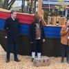 Das Foto zeigt Weinprinzessin Anna I., Florian Löffler, Bürgermeister Burkard Klein und Lena Schneider bei der Übergabe des Playmobil-Schiffes.