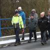 Der Bauausschuss bei der Besichtigung und Abnahme der Sanierungsarbeiten an der Brücke zum Industriegebiet mit Bürgermeister Michael Ziegler (links).