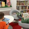 Laura und Valentin schmökern während des Besuches der Bücherei in ihre Buch-Favoriten.