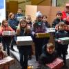 Mit viel Spaß beluden die Kinder der Sendelbacher Grundschule den Laster aus Kaufbeuren mit ihren "Geschenken mit Herz". 