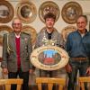 Auf dem Foto von links: 1. Ritter Heinz Sündermann, Schützenkönig Stefan Seyfert, 2. Ritter Edmund Braun.