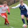Kai Langer (rechts), Torschütze zum 1:1 für den SV Birkenfeld, zieht an seinem Gegenspieler Fabian Stock vom TV Wasserlos vorbei.