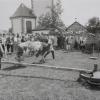 Vorführung eines "Dückers", eines landwirtschaftlichen Gerätes, bei der 1200 Jahrfeier 2000 in Sulzdorf