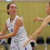 Lea Zimmermann (links) von den QOOL Sharks Würzburg (mit Paula Paradzik, rechts) behauptet den Ball im Heimspiel gegen den USC Freiburg II.