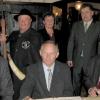 Wolfgang Schäuble, damals stellvertretender Vorsitzender der CDU/ CSU-Bundestagsfraktion, beim Eintrag ins Goldene Buch der Stadt Prichsenstadt im Jahr 2003. Rechts Michael Glos und seine Frau Ilse, links der damalige Bürgermeister Adolf Falkenstein. Hinten (von links) Nachtwächter Willi Eich, Zweite Bürgermeisterin Christa Röll-Bieber und Dritter Bürgermeister Harald Eger.
