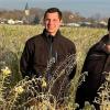 Kampf der Erosion: Dieter und Felix Reisenweber begrünen ihre Flächen, um der Bodenabtragung durch Wind und Wasser vorzubeugen.