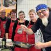 Das Team um Küchenleiterin Monika Röll (Zweite von rechts) in der Grundschule Kürnach bekam Unterstützung durch Sternekoch Stefan Marquard.