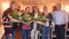 Bürgermeister-Stellvertreter Jürgen Merbeck überreichte den Kindergartenmitarbeiterinnen (von links) Simone Zeller, Angela Schumann-Mennig, Iris Zilk und Julia Kraft Blumen.