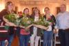 Bürgermeister-Stellvertreter Jürgen Merbeck überreichte den Kindergartenmitarbeiterinnen (von links) Simone Zeller, Angela Schumann-Mennig, Iris Zilk und Julia Kraft Blumen.