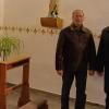 Stefan Hörning und Pfarrer Stefan Redelberg freuen sich über die Renovierung der Turmkapelle in der Pfarrkirche.