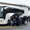 Überraschende Ankunft: Am Donnerstagmorgen traf ein Bus aus der Gemeinschaftsunterkunft in Geldersheim mit 50 Asylsuchenden aus dem türkischen Erdbebengebiet in Veitshöchheim ein.