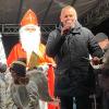 Den Marktheidenfelder Adventsmarkt eröffneten am Freitagabend Bürgermeister Thomas Stamm (am Mikrofon) zusammen mit dem Nikolaus und zwei Engeln des Kindergartens Kolpingstraße. Zum Mitsingen von Weihnachtsliedern luden Mitarbeitende des Funkhaus Mainfranken (links) und ein Bläserensemble ein.